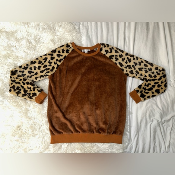 Bailey’s Blossoms | Crewneck Pullover Colorblocked Velour Leopard Animal Print - Picture 4 of 11